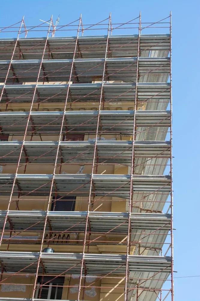 Najam skele za zgradu na Novom Beogradu